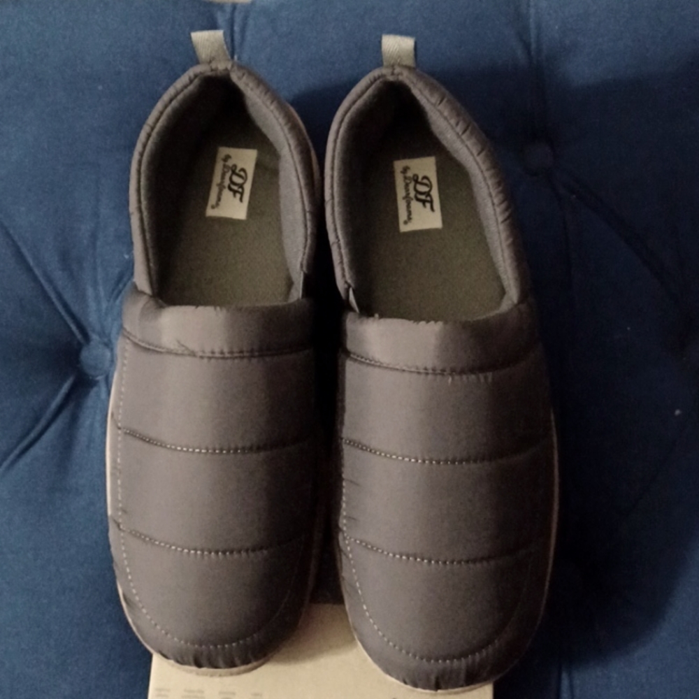 MEN,S FOAM SHOES SIZE LARGE.